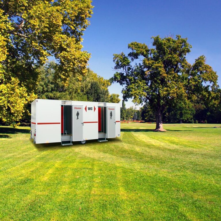 Toilettenwagen auf einer Wiese