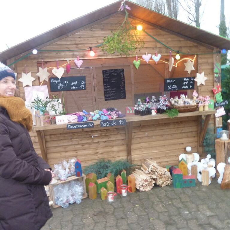 Geschmückte Holz-Verkaufsbude auf einem Weihnachtsmarkt